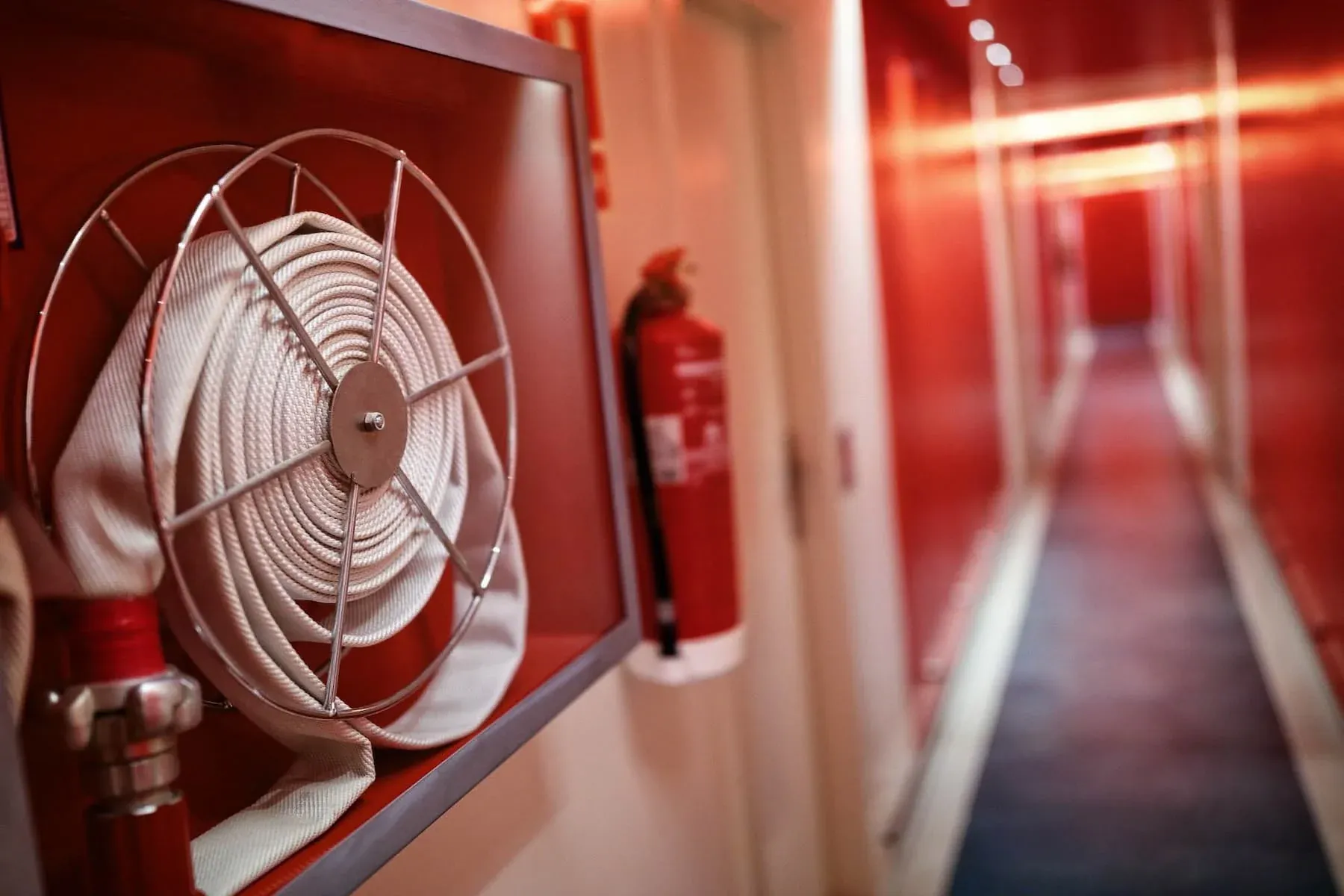 Feuerlöscher und Wandhydrant in einem Flur als Teil des baulichen Brandschutzes